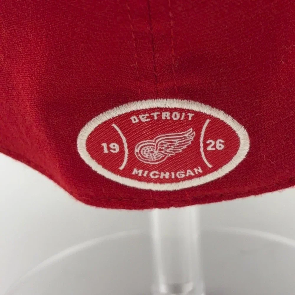 Detroit Red Wings Hat Men S/M Red Embroidered NHL Hockey Cap American Needle